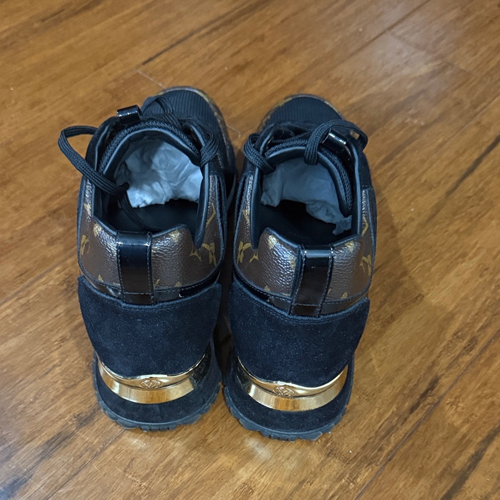 Louis Vuitton sneaks. - Picture 4 of 8